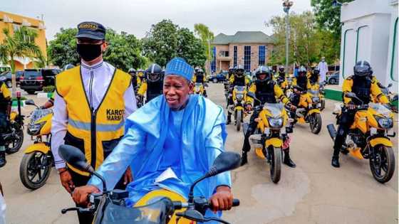 Rikita rikita: Wasa ya ƙwace yayin da Gwamnan Kano Ganduje ya hau babur ɗin KAROTA da babbar riga