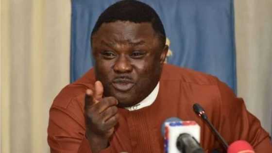 Gwamnan APC Ya Tuɓe Rawanin Sarki Saboda Ya Halarci Taron PDP