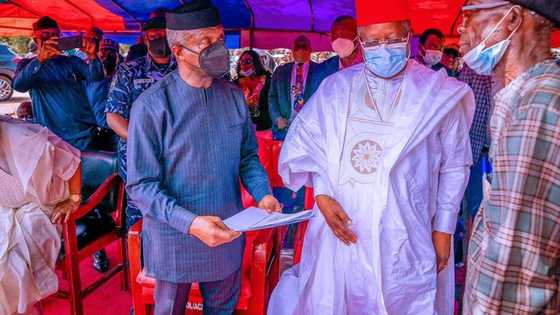 Bayan rasa tikitin gaje Buhari, gwamna ya karbe tikitin sanata na APC a hannun kaninsa