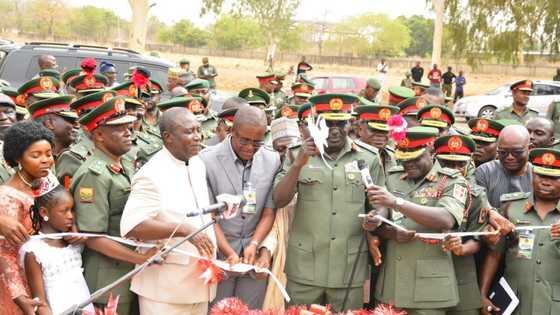 Buratai ya kaddamar da sabon katafaren ginin makaranta a hedikwatar soji ta Jaji (Hotuna)