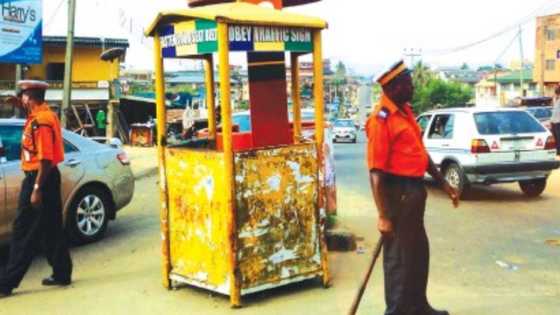 Nigerian traffic warden calls on Jesus, begs for dear life as a speeding driver deals with him in viral video
