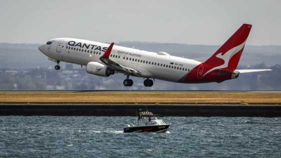 Angry Qantas investors block executives' pay plan