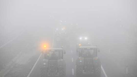 Spanish farmers block roads for second day