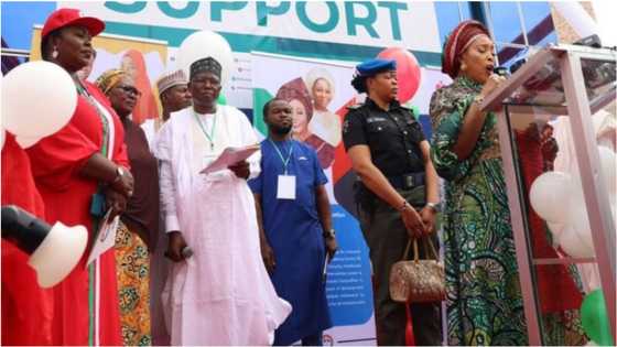 Policewoman lands in trouble after she carries Atiku’s wife's handbag