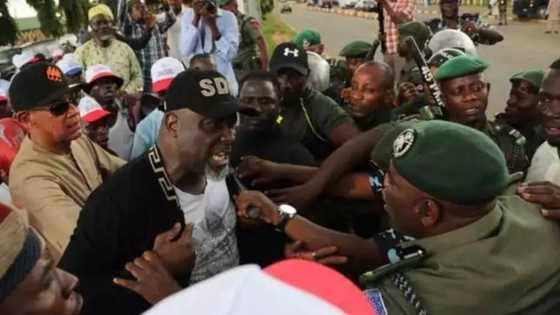 Da duminsa: Melaye ya harbi jami'in dan sanda, ana nemansa ruwa a jallo