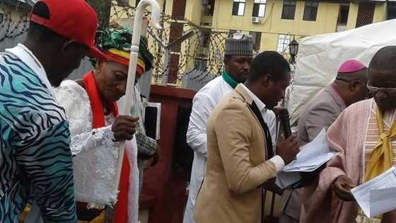 2019: Battle to dislodge Buhari thickens as party leaders take oath barefooted in Abuja