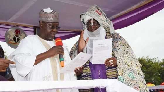 Gwamna Al-makura ya gabatar da sandan sarauta ga sabon sarkin Keffi, Dr. Shehu Chindo Yamusa 111