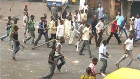 Tura ta kai bango: Fusatattun matasa sun kai samame maɓuyar masu garkuwa, sun cinna musu wuta da ransu