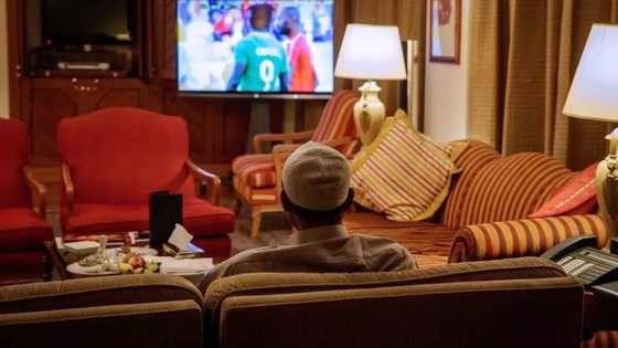 Hotunan Buhari yayin da yake kallon yadda kungiyar kwallon Najeriya ta lallasa kasar Angola