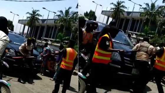 Dan sanda abokin kowa: Dan sanda ya yiwa wani mai mota dukan tsiya, saboda kawai yazo ya wuce shi a mota
