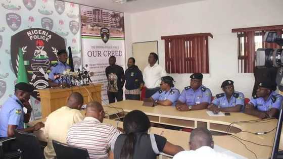 Kishi kumallon 'maza': Wani saurayi ya guntule hannun abokin hamayyar sa kan budurwa a Yola