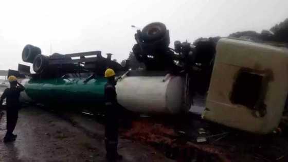 Allah kare masifa: Tankar dakon man fetur ta fado daga gadar Odetola a Legas, hotuna