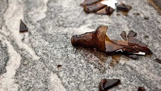 Wata mata mai shekaru 39 a duniya ta burmawa babban malamin addini fasassar kwalba