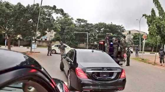 Breaking: SARS operatives reportedly block Saraki's convoy (photos, video)