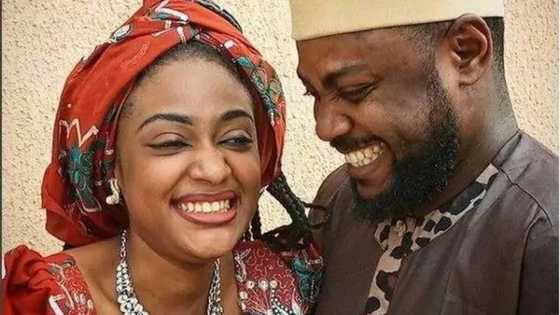 Hotunan jarumin dandalin Kannywood tare da matarsa inda yake narkar da zuciyar ta da lakanin soyayya
