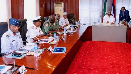 Yanzu Yanzu: Buhari ya koma bakin aiki, yayi ganawar sirri da shugabannin tsaro (hotuna)