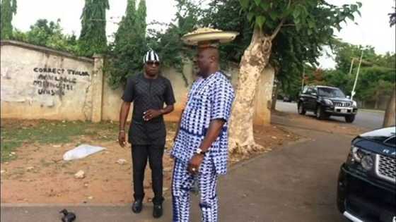 Abin mamaki: Wani Babban Sanata ya koma tallar gyada a Gwamnatin Buhari