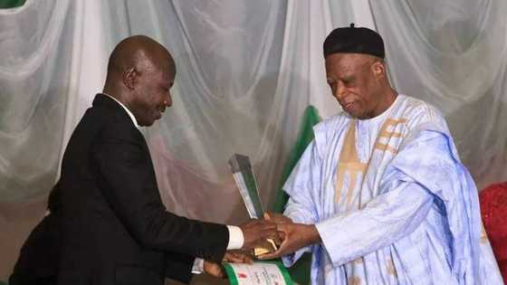 Duk da rashin goyon baya, shugaban hukumar EFCC ya lashe wata gagarumar kyauta ta Najeriya