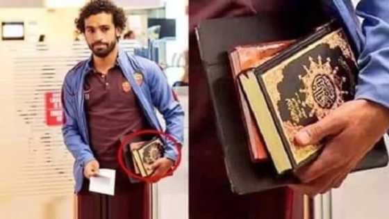 Duk inda dan kwallon Liverpool Mohammed Salah zaije da Kur’ani yake zuwa don karantawa (hotuna)