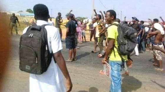 Commotion! LAUTECH students fight over N500,000 gift from governor