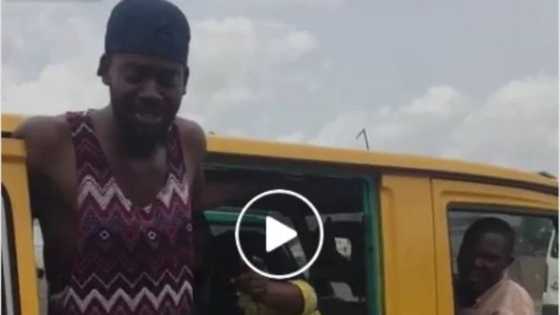 Adekunle Gold turns bus conductor at Oshodi (Video)