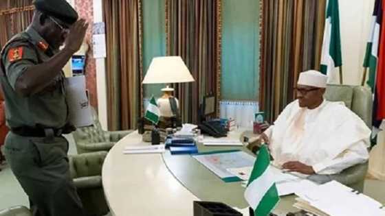 YANZU YANZU: Janar Buratai ya ba shugaba Buhari takaitaccen bayani a kan al’amarin tsaro (HOTO)
