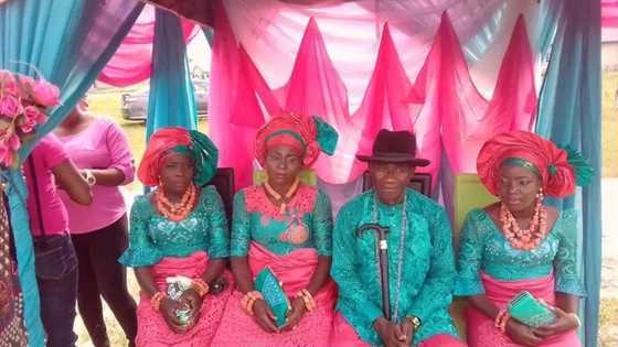 Dubi hotunan yadda wani mutum a jihar Delta ya auri mata 3 rigis a rana guda