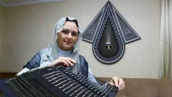 Yadda marubuciya ta rubuta Al-Qur’ani da ruwan Azurfa da Zinari, cikin shekaru 3 (HOTUNA)