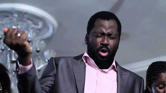Desmond Elliot ya baiwa wata mata wacca bata da gida sabon gida.