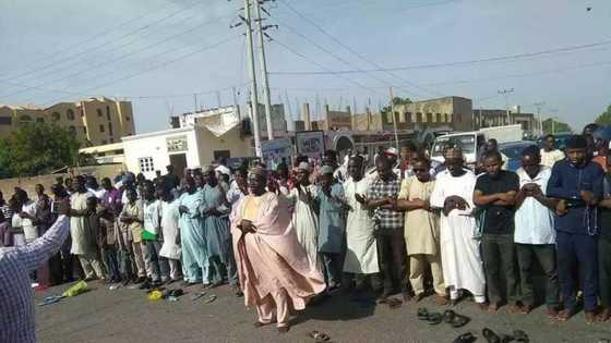Kalli dandazon al’ummar jihar Kano da suka gabatar da sallar Al’kunut a kotu yayinda aka gurfanar da sardaunan Kano