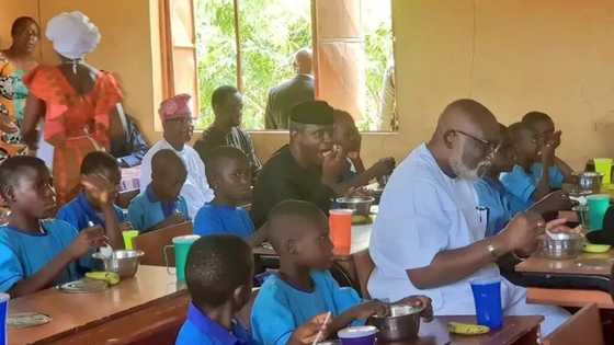 This food is very tasty - Yemi Osinbajo says as he eats with Ondo state primary school pupils