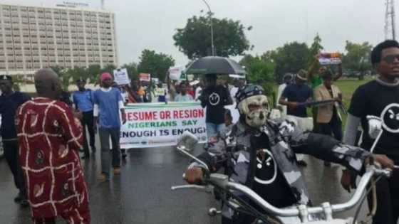 Police officers in convoy storm venue of Abuja protest against Buhari, fire tear-gas at citizens (videos)