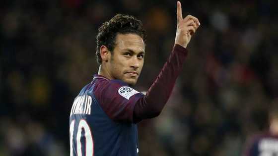 Despite being injured, see what Neymar was pictured doing with his girlfriend in Brazil (photo)