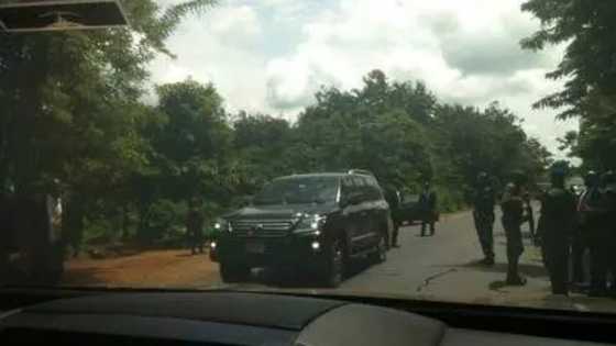 #Ekitigate: See how Jonathan’s soldiers ambushed Amaechi’s convoy and threaten to shoot