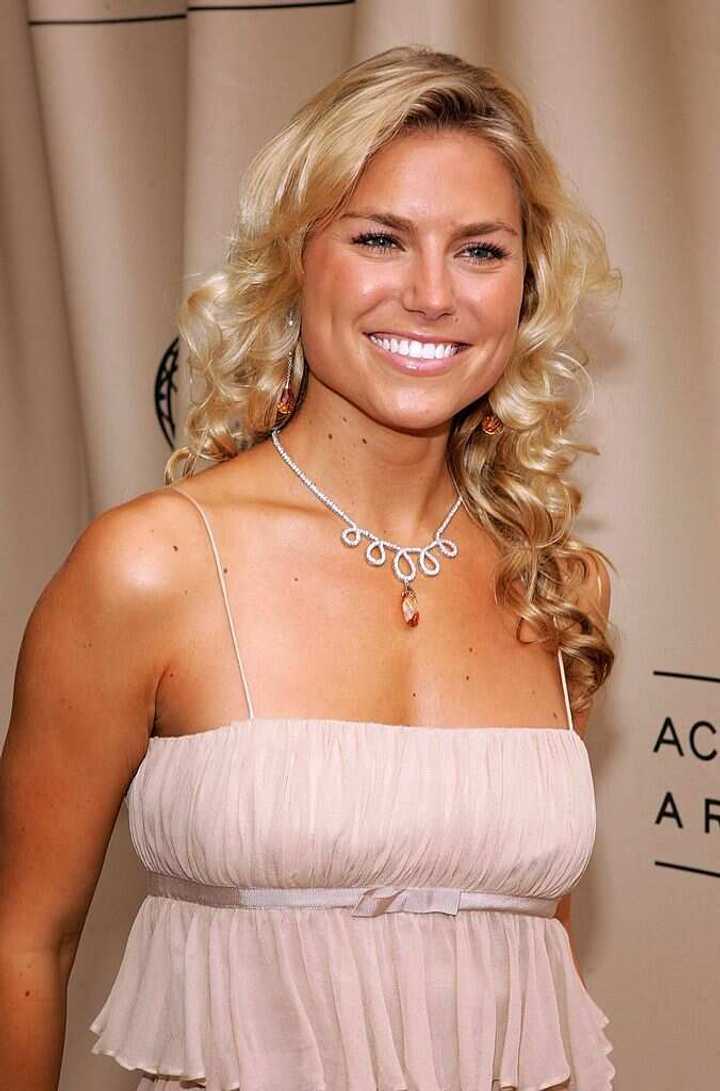 Rachel Reynolds bio: age, height, measurements, salary, net worth