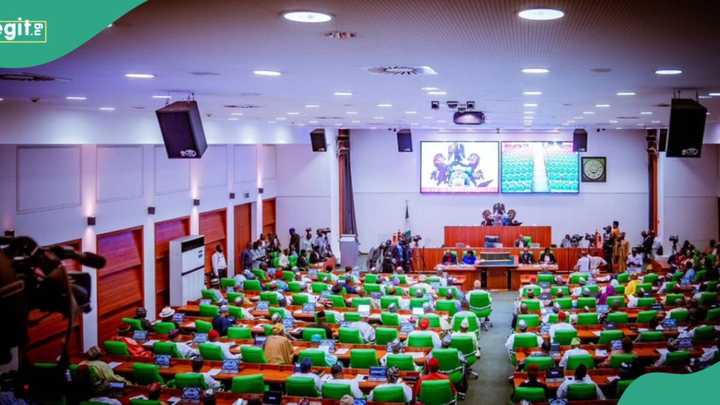 APC da ADC sun kece raini yayin da 'yan majalisar tarayya 27 suka sauya sheka