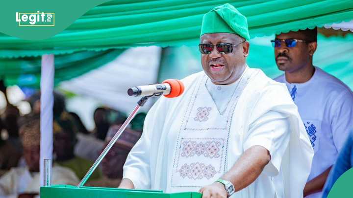 BREAKING: Drama as popular PDP governor's aide suddenly resigns, returns to APC